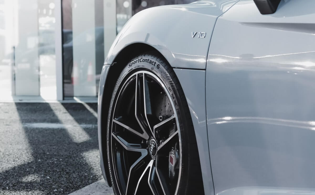 Reinterprets the classic bookshelf